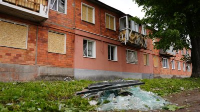 "Ми тільки чуємо – все сиплеться, руйнується". Мешканці Білопілля розповіли про обстріли керованими бомбами та "Градами" "Ми тільки чуємо – все сиплеться, руйнується". Мешканці Білопілля розповіли про обстріли керованими бомбами та "Градами"