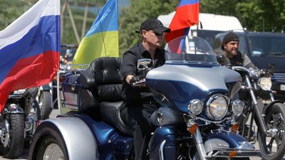 Володимир Путін з "Нічними вовками" у Криму у 2010 році Володимир Путін з "Нічними вовками" у Криму у 2010 році
