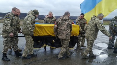 Провести в останню дорогу захисника Дмитра Кияненка вийшли близько сотні жителів Провести в останню дорогу захисника Дмитра Кияненка вийшли близько сотні жителів