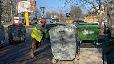 Замість оцинкованих – пластикові: у Луцьку замінюють сотню контейнерів для побутового сміття Замість оцинкованих – пластикові: у Луцьку замінюють сотню контейнерів для побутового сміття