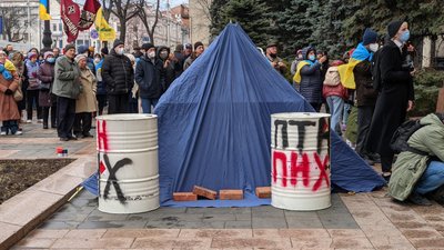 У центрі Харкова відтворили атмосферу Майдану до восьмої річниці Революції Гідності У центрі Харкова відтворили атмосферу Майдану до восьмої річниці Революції Гідності