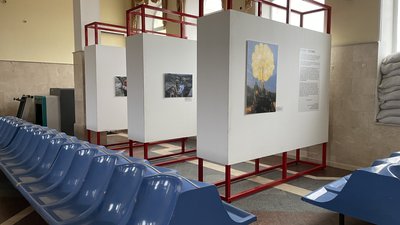 "Разом — незламні": у Херсоні на залізничному вокзалі відкрилася виставка "Разом — незламні": у Херсоні на залізничному вокзалі відкрилася виставка