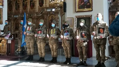 Курсанти тримають фото загиблих в ООС Курсанти тримають фото загиблих в ООС
