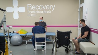 "Намагаємося до кожного пацієнта — індивідуально". У Дніпрі військові відновлюються після бойових травм "Намагаємося до кожного пацієнта — індивідуально". У Дніпрі військові відновлюються після бойових травм