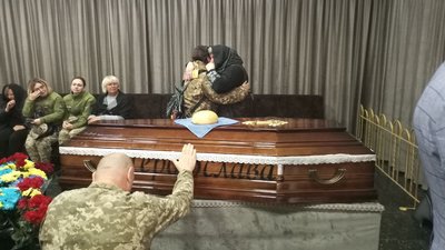Рідні, близькі та побратими прощаються із загиблим Дмитром Стаховим, 6 жовтня 2023. Фото: Суспільне Хмельницький Рідні, близькі та побратими прощаються із загиблим Дмитром Стаховим, 6 жовтня 2023. Фото: Суспільне Хмельницький
