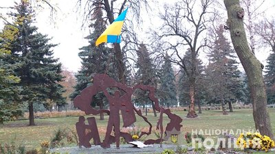 На Київщині чоловік спалив прапор біля пам'ятника Героям Небесної Сотні