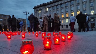 У Черкасах відбулося віче пам'яті з нагоди річниці війни на сході У Черкасах відбулося віче пам'яті з нагоди річниці війни на сході