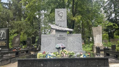 Пам'ятник, який встановили на могилі поетки та художниці Ніки Кожушко