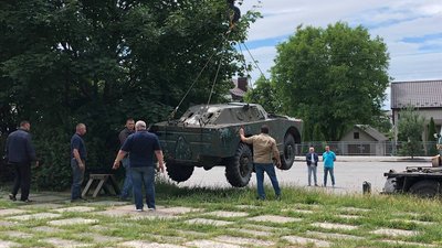 Із парку Тернополя забрали радянську військову техніку