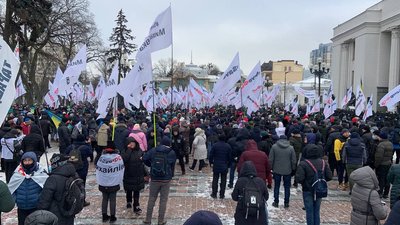 "У мене купують три саморізи на гривню". ФОПи під Радою вимагають скасування касових апаратів "У мене купують три саморізи на гривню". ФОПи під Радою вимагають скасування касових апаратів