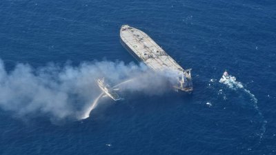 Біля узбережжя Шрі-Ланки вже другу добу палає танкер з нафтою