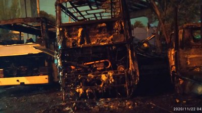 На автостоянці в Одесі горіли два автобуси та евакуатор: одна людина травмувалася