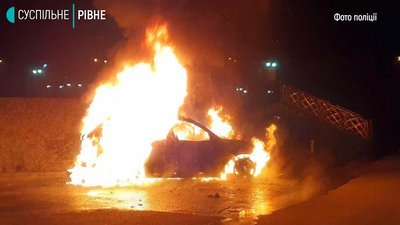 У Рівному на "Щасливому" згоріло "БМВ Х5" У Рівному на "Щасливому" згоріло "БМВ Х5"