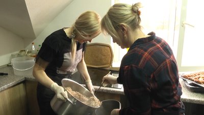 На Житомирщині готують їжу для українських захисників На Житомирщині готують їжу для українських захисників