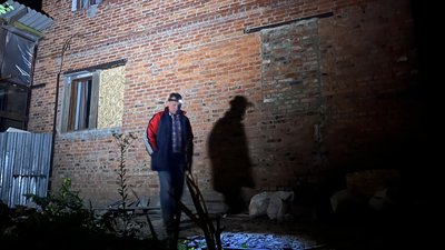 Житель Холодногірського району Харкова біля свого будинку, пошкодженого ударами