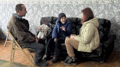 Сергій та Валентина жителі села Добропілля у збірному пункті евакуації