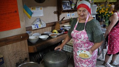 "Поранених, воїнів, медиків – усіх безкоштовно годуємо". Репортаж з придорожнього кафе на Дніпропетровщині "Поранених, воїнів, медиків – усіх безкоштовно годуємо". Репортаж з придорожнього кафе на Дніпропетровщині