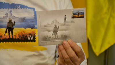 В Одесі за день розкупили тисячу марок "Русскій воєнний корабль". ФОТО В Одесі за день розкупили тисячу марок "Русскій воєнний корабль". ФОТО