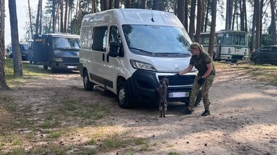 Аліна Паніна проходить іспити з собакою Роксі Аліна Паніна проходить іспити з собакою Роксі