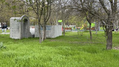 Укріплюють зупинки громадського транспорту, встановлюють укриття: як убезпечують від обстрілів жителів громади Херсона Укріплюють зупинки громадського транспорту, встановлюють укриття: як убезпечують від обстрілів жителів громади Херсона