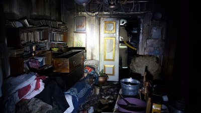 На Житомирщині під час ліквідації пожежі вогнеборці врятували літнє подружжя На Житомирщині під час ліквідації пожежі вогнеборці врятували літнє подружжя
