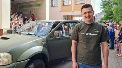 Учні та вчителі житомирського ліцею придбали авто для військових на передову Учні та вчителі житомирського ліцею придбали авто для військових на передову