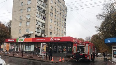 Замінування супермаркетів: у Хмельницькому евакуювали мешканців житлової багатоповерхівки
