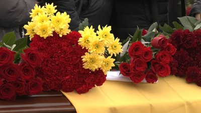Зустрічали "живим" коридором: на Черкащині попрощались з військовослужбовцем