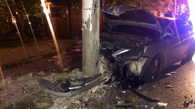 В Одесі водій не впорався з керуванням та врізався в стовп, пасажирку госпіталізували