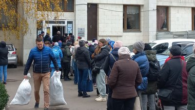 «Люди потребують сезонні речі»: у Полтаві знову працює пункт видачі речей «Тепла кофта» «Люди потребують сезонні речі»: у Полтаві знову працює пункт видачі речей «Тепла кофта»
