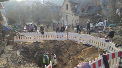 "Прибираємо наслідки руського миру". У Києві волонтери розбирають завали у Протасовому Яру від ракети РФ