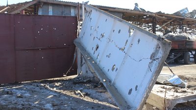 Про наслідки бомбардування села Оленинське на Сумщині розповіли місцеві мешканці Про наслідки бомбардування села Оленинське на Сумщині розповіли місцеві мешканці