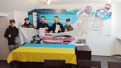 Юні рівненські спідвеїсти прибули до Польщі, де тренуватимуться на час війни Юні рівненські спідвеїсти прибули до Польщі, де тренуватимуться на час війни