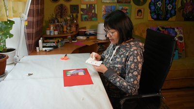 Майстриня Лариса Лукаш створює аплікації із шматків тканини Майстриня Лариса Лукаш створює аплікації із шматків тканини