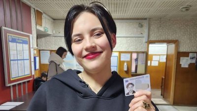 Кримчанка Поліна отримала український паспорт