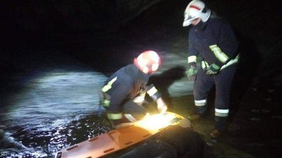 На Житомирщині з водойми дістали тіло чоловіка, а іншого доставили до лікарні