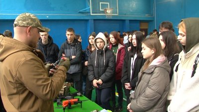 Для черкаських школярів провели військовий інструктаж Для черкаських школярів провели військовий інструктаж