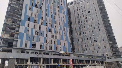 Спортклуб «Уніфехт» у провулку Отакара Яроша після авіаудару авіації РФ — напівзруйнований Спортклуб «Уніфехт» у провулку Отакара Яроша після авіаудару авіації РФ — напівзруйнований