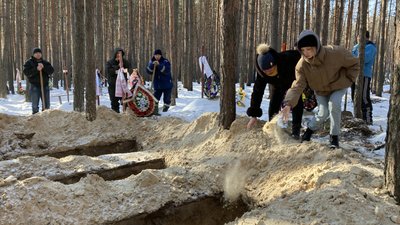 Загиблих в Ізюмі ховають вдруге. Імена 143 людей досі не встановили Загиблих в Ізюмі ховають вдруге. Імена 143 людей досі не встановили