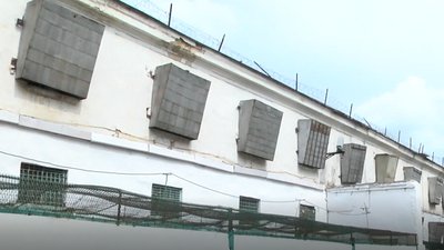 Аварійна будівля і перенаповнення: з херсонського СІЗО переводять в'язнів Аварійна будівля і перенаповнення: з херсонського СІЗО переводять в'язнів
