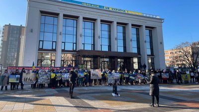 "Обміняйте всіх на всіх": у Черкасах родичі полонених вийшли на мирну акцію "Обміняйте всіх на всіх": у Черкасах родичі полонених вийшли на мирну акцію
