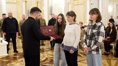 Зеленський вручив посмертні нагороди рідним загиблих захисників з Черкащини