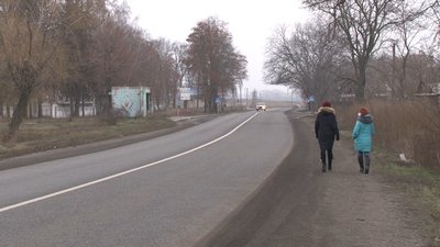 Жителі черкаського мікрорайону "Поляна" просять освітлити зупинку та пустити міський транспорт