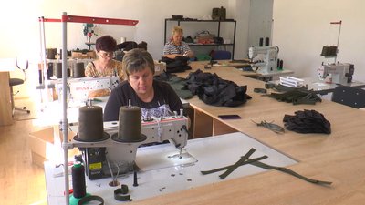 Як у прикарпатському селі організували виробництво тисяч аптечок для ЗСУ