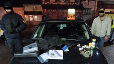 На Закарпатті затримали таксиста та його спільників, яких підозрюють у пограбуванні чоловіка На Закарпатті затримали таксиста та його спільників, яких підозрюють у пограбуванні чоловіка