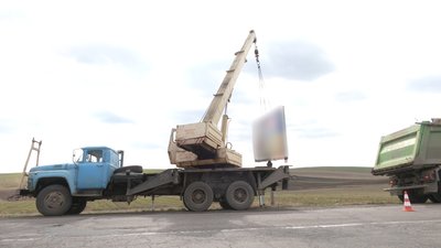 На Рівненщині зносять незаконні білборди на потреби оборони На Рівненщині зносять незаконні білборди на потреби оборони
