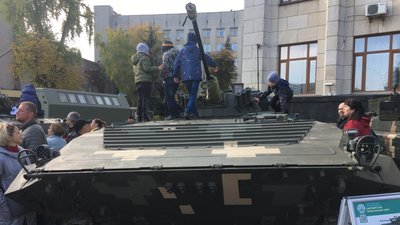 У Житомирі на майдані Корольова показали виставку озброєння та військової техніки