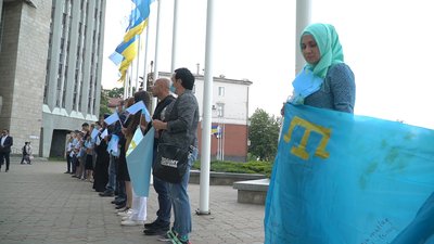 У Дніпрі вшанували пам'ять жертв депортації кримських татар У Дніпрі вшанували пам'ять жертв депортації кримських татар
