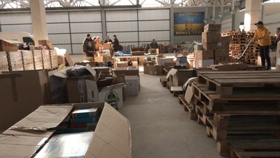 "Люди просять: Дайте хоч щось". Історії водіїв, які возять з Франківська гумдопомогу на передову "Люди просять: Дайте хоч щось". Історії водіїв, які возять з Франківська гумдопомогу на передову