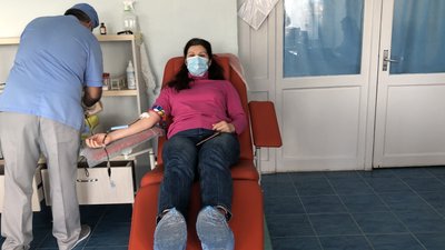 "Я не можу піти на фронт, але я можу здати кров, і цим допомогти". "Я не можу піти на фронт, але я можу здати кров, і цим допомогти".